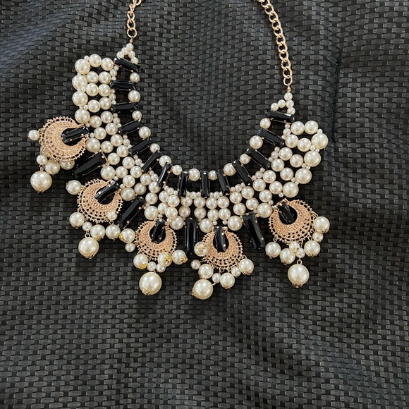 Bebe statement necklace NWT purchased at the Bebe store in Atlantic City - Picture 5 of 5